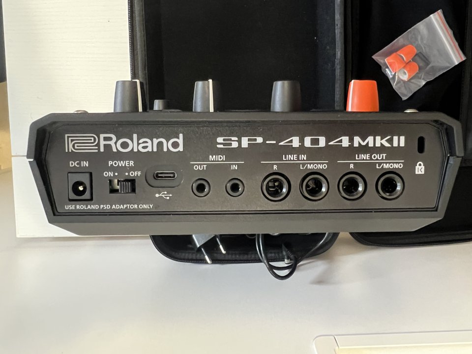 Roland SP-404 MKII + EXTRAS