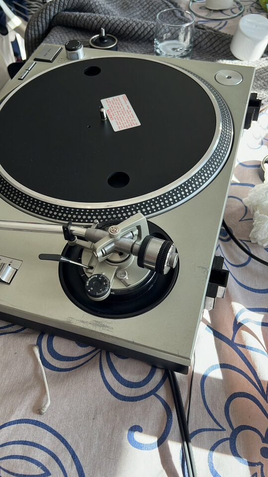 Vendo Technics SL-1200 MK2 + Agujas Ortofon DJ – Estado excelente de segunda mano · Foto 2 de 8 · Madrid · 799 €