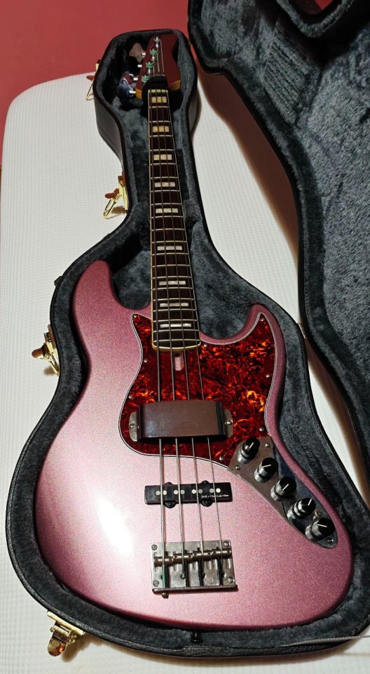 Sire Marcus Miller V7 Burgundy con muchos extras de segunda mano · Foto 1 de 10 · Lugo · 395 €