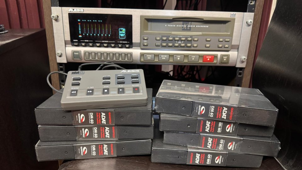 Alesis ADAT XT + Mando LRC Original + 7 Cintas Quantegy DM60 Vírgenes de segunda mano · Foto 1 de 6 · Barcelona · 280 €