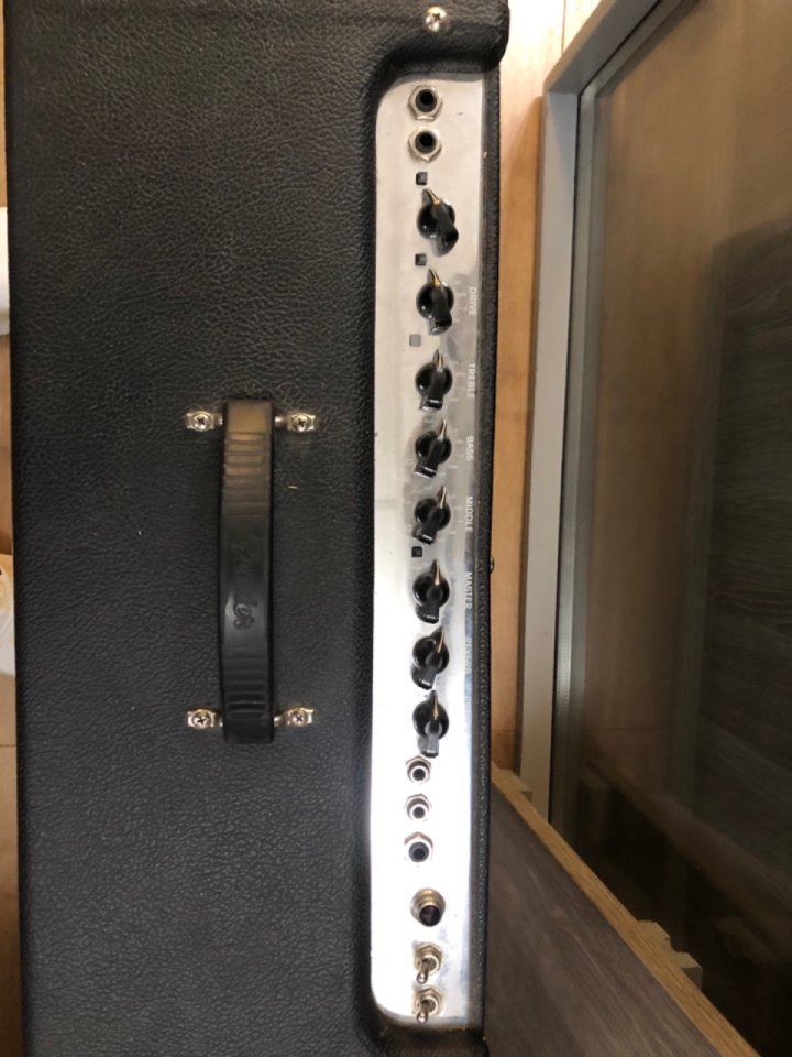 Fender Hot Rod Deluxe de segunda mano · Foto 4 de 4 · Madrid · 600 €