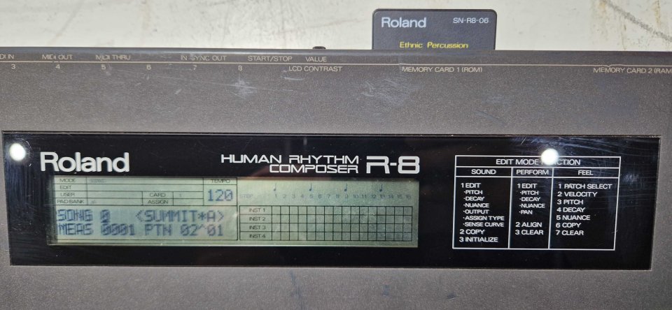 Roland R-8 con PSU original y 4 ROM