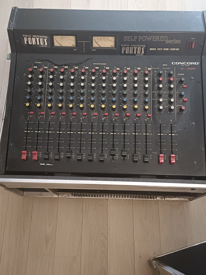 Equipo PA Altavoces, mesa y ecualizadores.