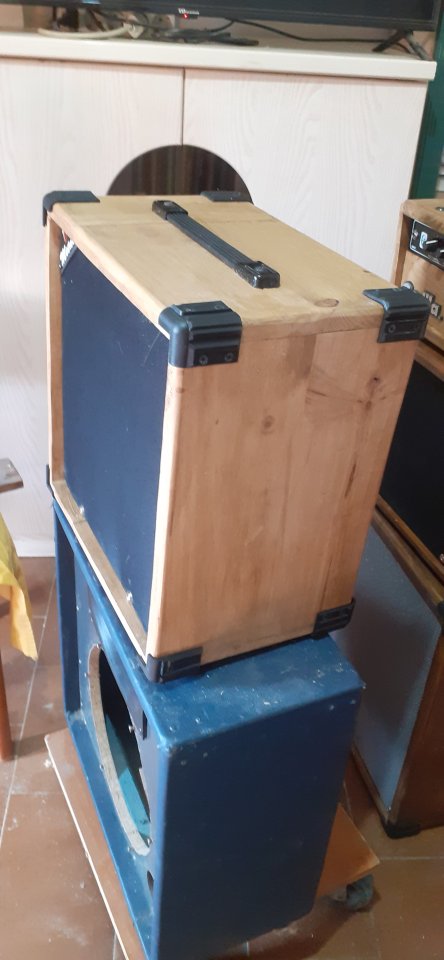 Pantalla artesanal en madera de Abeto finlandes 18mm 1x10