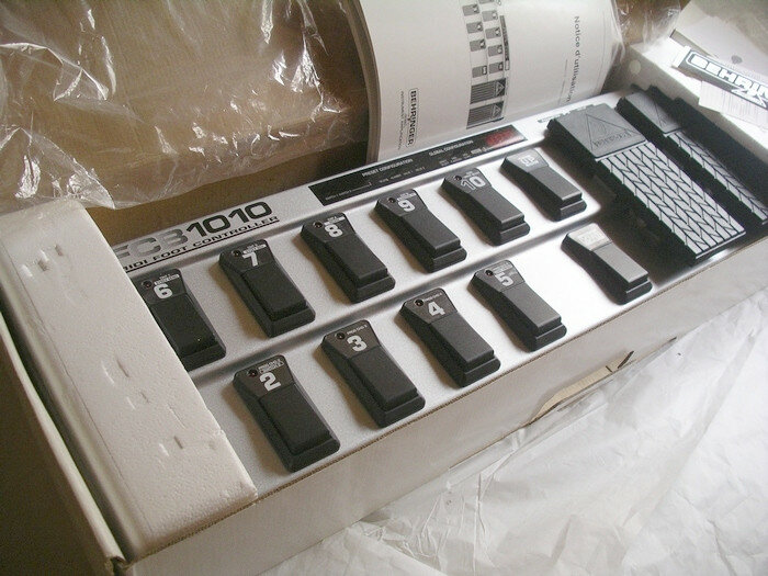Pedalera controladora midi Behringer fcb1010