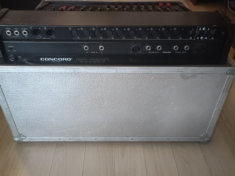 Equipo PA Altavoces, mesa y ecualizadores.