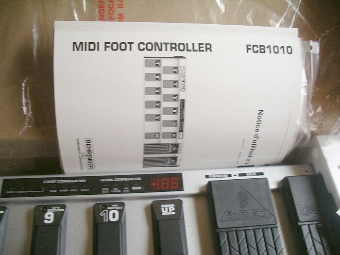 Pedalera controladora midi Behringer fcb1010