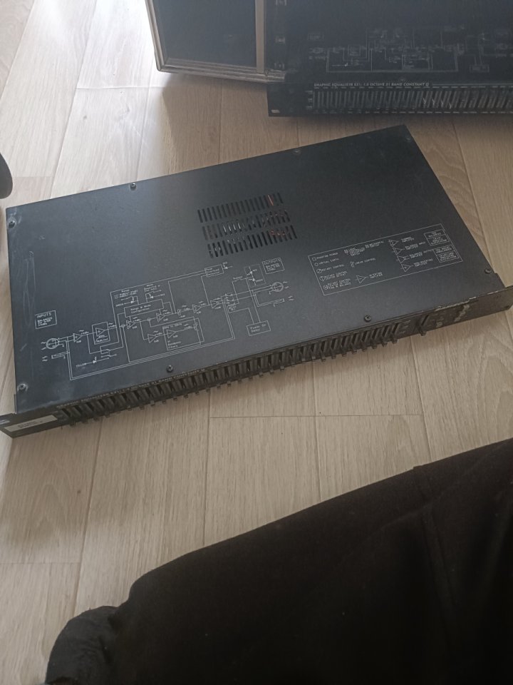 Equipo PA Altavoces, mesa y ecualizadores.