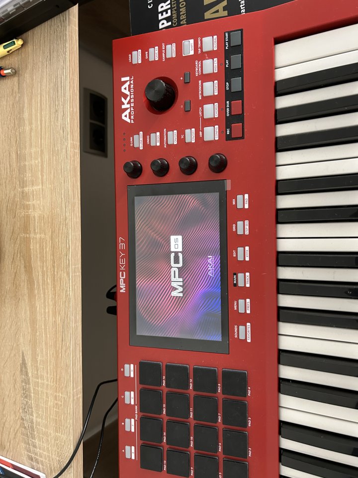 akai MPC keys 37 tiene unos meses