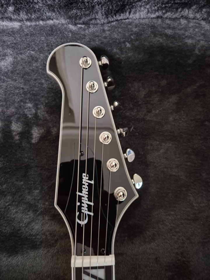 Epiphone Futura Firebird Quicksilver + Estuche rígido Epiphone de segunda mano · Foto 6 de 7 · Murcia · 800 €
