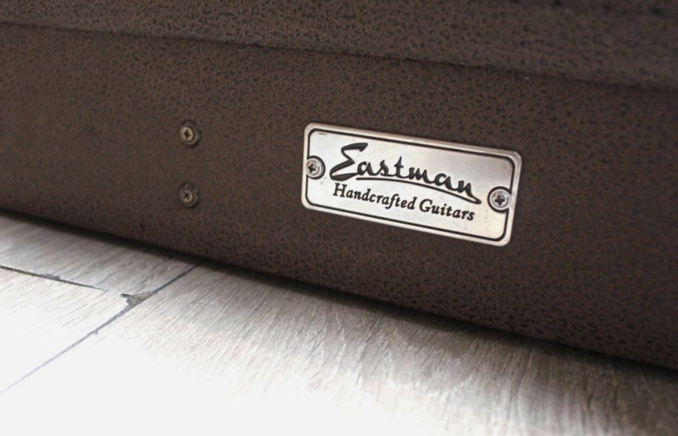 CAMBIO EASTMAN SB58/TV Fade Blue Limited Edition, HARDCASE, 3, 75 KG de segunda mano · Foto 10 de 10 · A Coruña · 1989 €