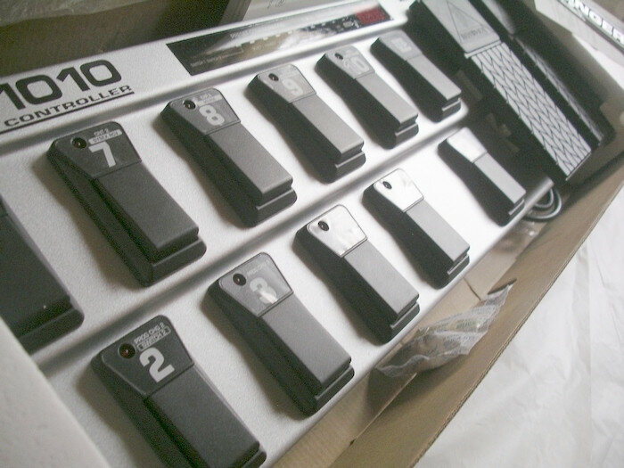 Pedalera controladora midi Behringer fcb1010