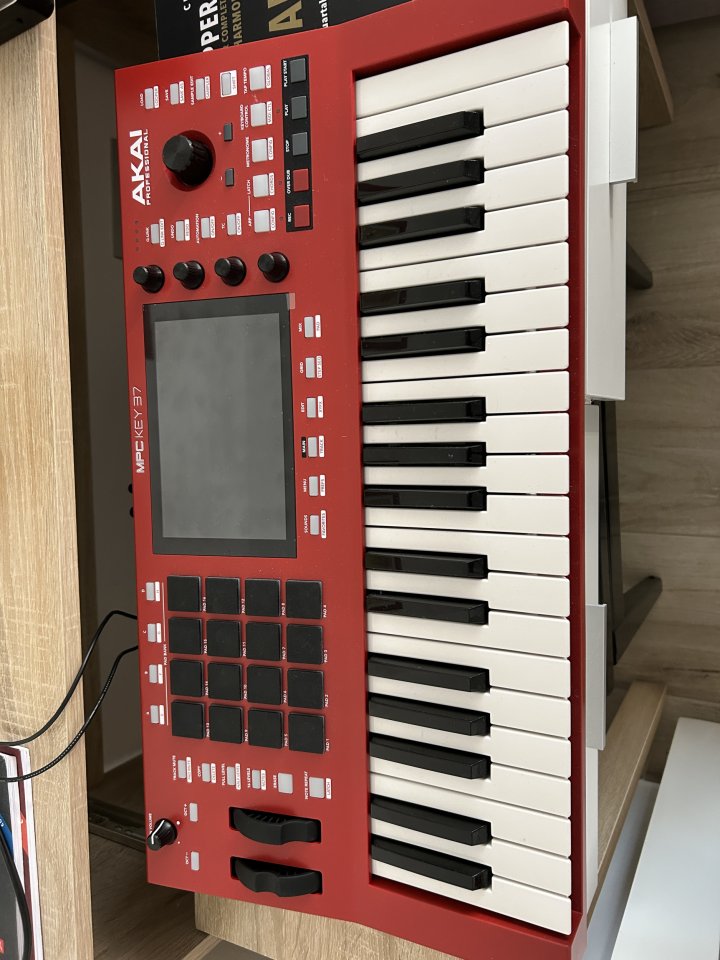 akai MPC keys 37 tiene unos meses