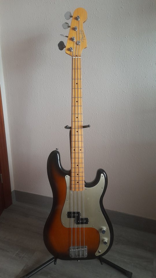 Vendo Fender Precision MIJ 1993-94.
