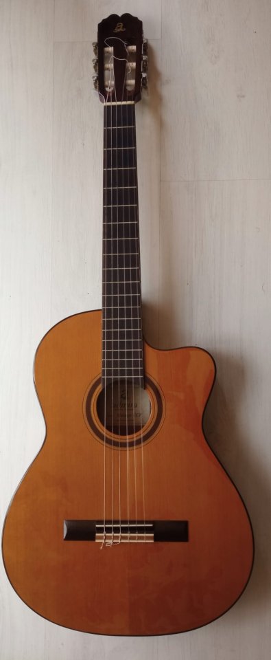 Guitarra clásica Admira Malaga ECF con cutaway de segunda mano · Foto 1 de 8 · Cantabria · 250 €