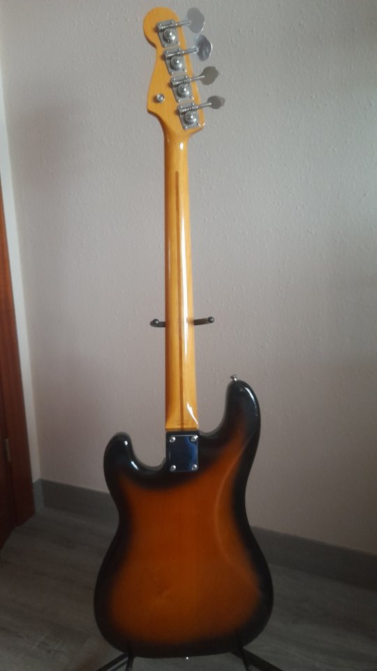 Vendo Fender Precision MIJ 1993-94.