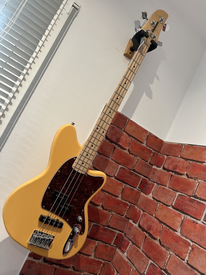 estos dos bajos uno acústico Ibanez y un Ibanez  sin caja