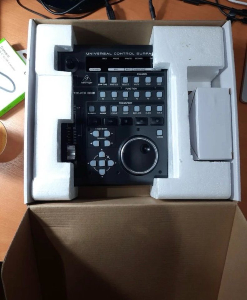 Controlador Behringer X-Touch One de segunda mano · Foto 2 de 4 · Madrid · 90 €