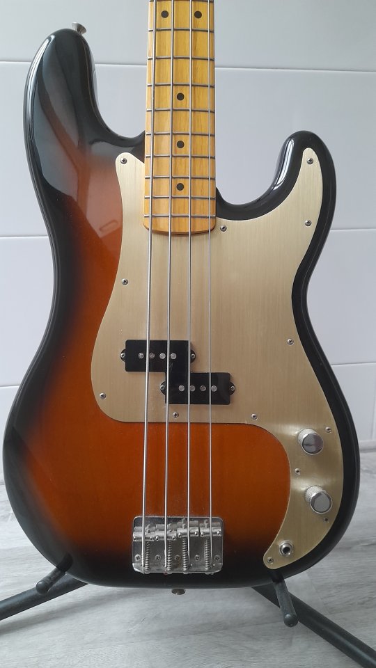 Vendo Fender Precision MIJ 1993-94.