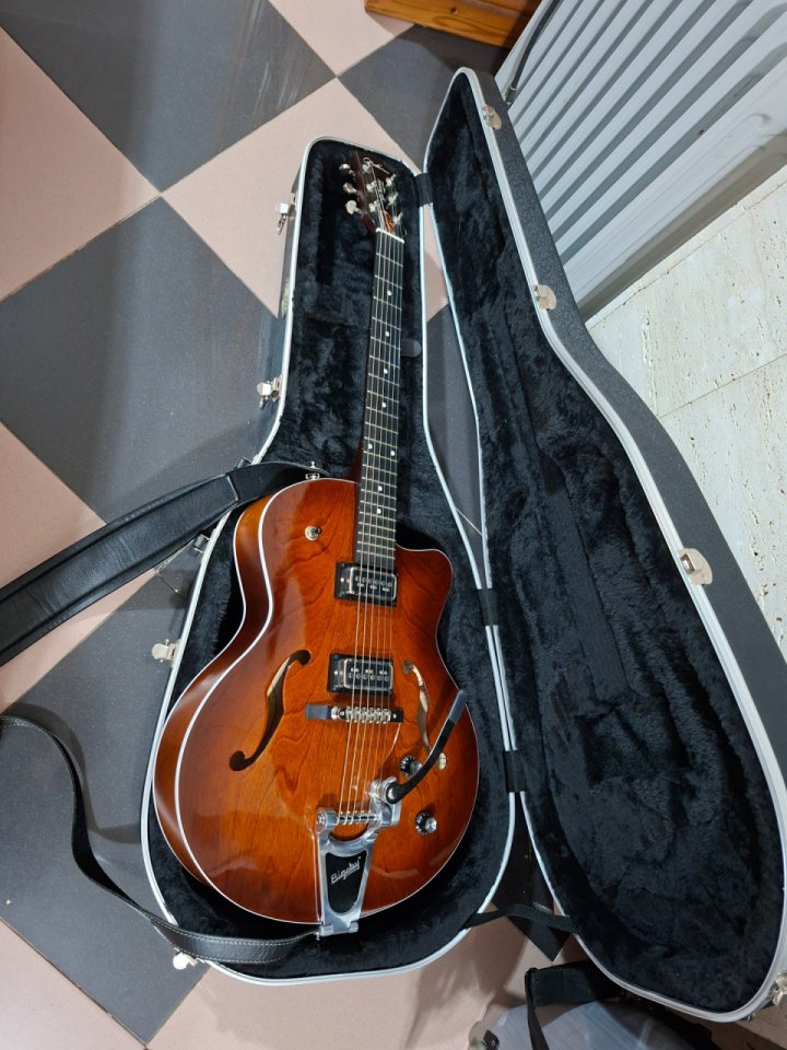 Godin 5th Avenue Uptown T-Armond (Havana Burst) - ¡Estado Impecable! de segunda mano · Foto 2 de 9 · Cádiz · 1300 €