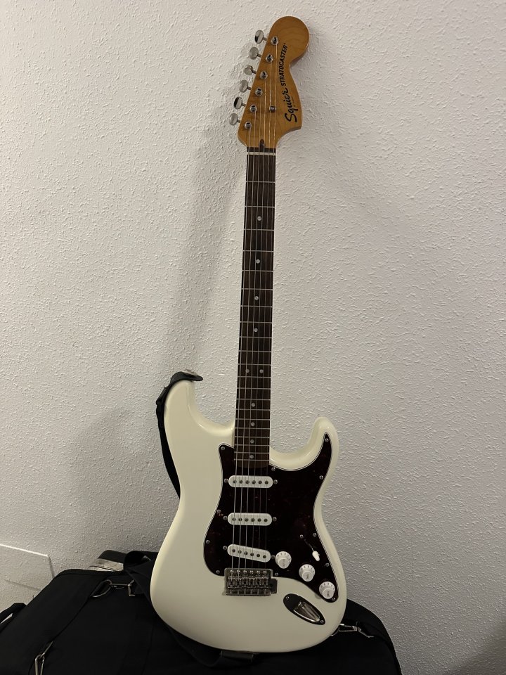 Vendo o cambio Squier Stratocaster Classic Vibe 70s