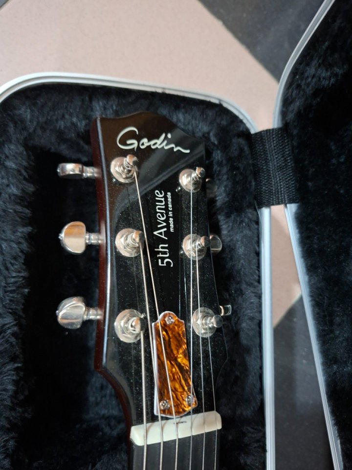 Godin 5th Avenue Uptown T-Armond (Havana Burst) - ¡Estado Impecable! de segunda mano · Foto 3 de 9 · Cádiz · 1300 €