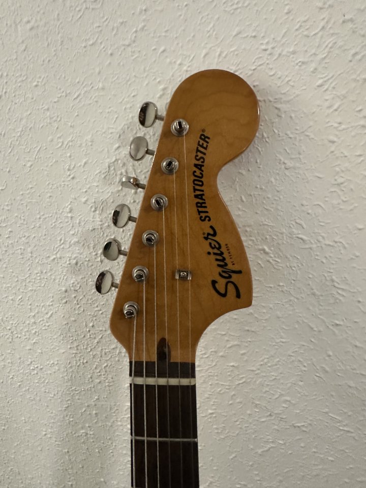 Vendo o cambio Squier Stratocaster Classic Vibe 70s