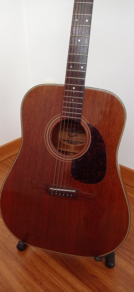 Guitarra acústica Fender Newporter y funda rígida Gator