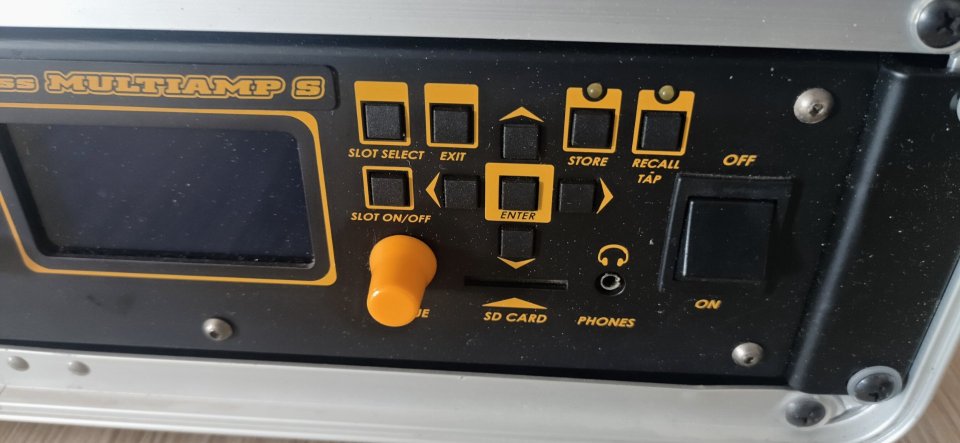 Markbass Multiamp S con maleta y pedal de cambio de presets de segunda mano · Foto 2 de 10 · Barcelona · 580 €