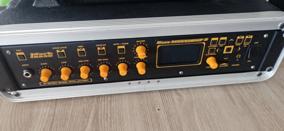 Markbass Multiamp S con maleta y pedal de cambio de presets de segunda mano · Foto 3 de 10 · Barcelona · 580 €