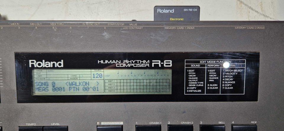 Roland R-8 con PSU original y 4 ROM