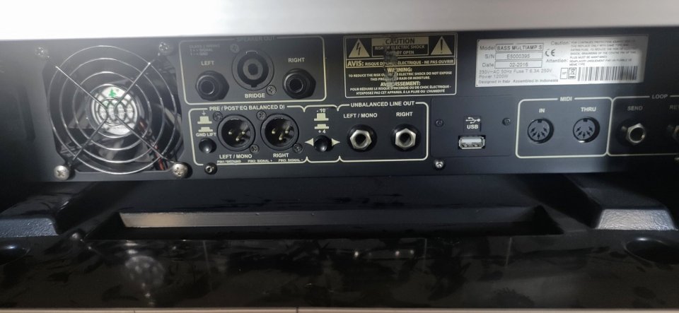 Markbass Multiamp S con maleta y pedal de cambio de presets de segunda mano · Foto 5 de 10 · Barcelona · 580 €