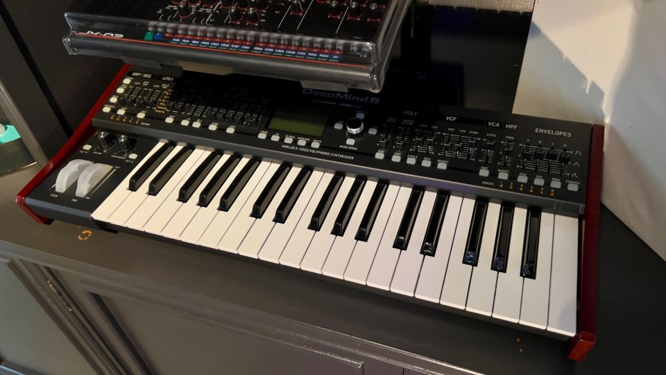 Behringer DeepMind 6