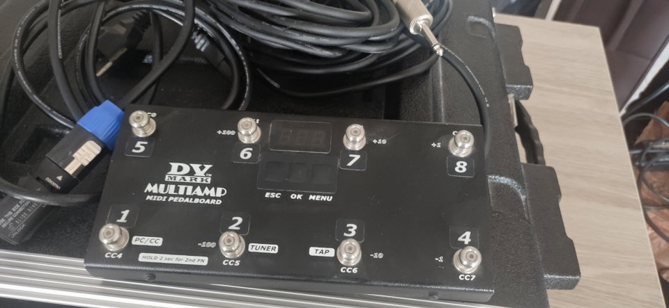Markbass Multiamp S con maleta y pedal de cambio de presets de segunda mano · Foto 6 de 10 · Barcelona · 580 €