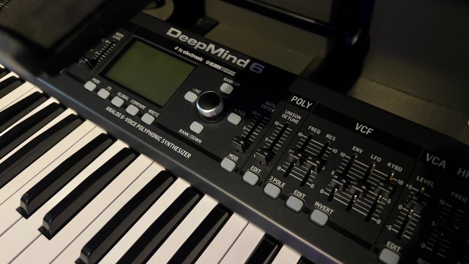 Behringer DeepMind 6