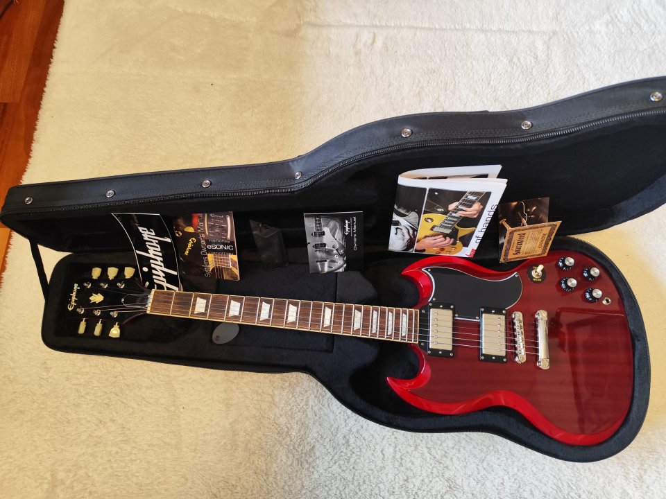 Epiphone SG Standard '61 Cherry IG + Harley Benton LightCase-DC-El-Guitar de segunda mano · Foto 1 de 8 · A Coruña · 420 €