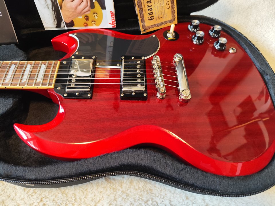 Epiphone SG Standard '61 Cherry IG + Harley Benton LightCase-DC-El-Guitar de segunda mano · Foto 2 de 8 · A Coruña · 420 €