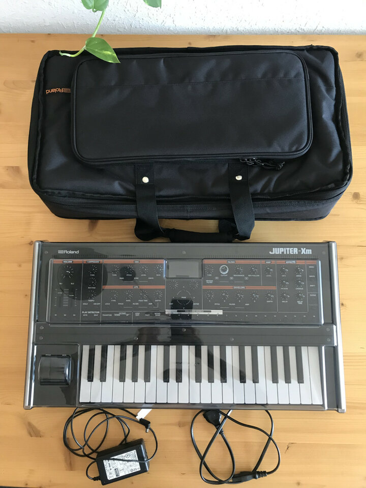 Roland Jupiter XM con protector y estuche