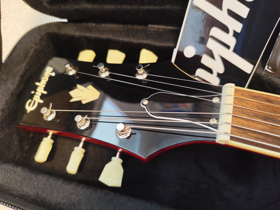 Epiphone SG Standard '61 Cherry IG + Harley Benton LightCase-DC-El-Guitar de segunda mano · Foto 4 de 8 · A Coruña · 420 €
