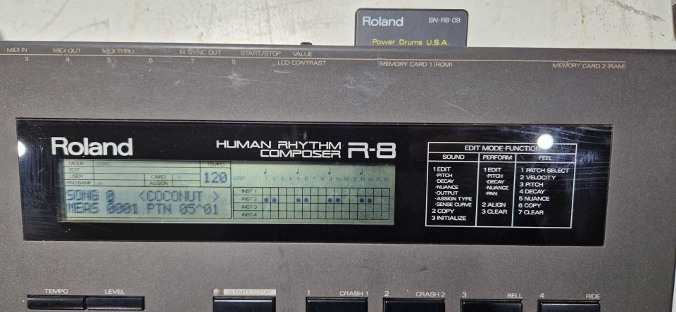Roland R-8 con PSU original y 4 ROM