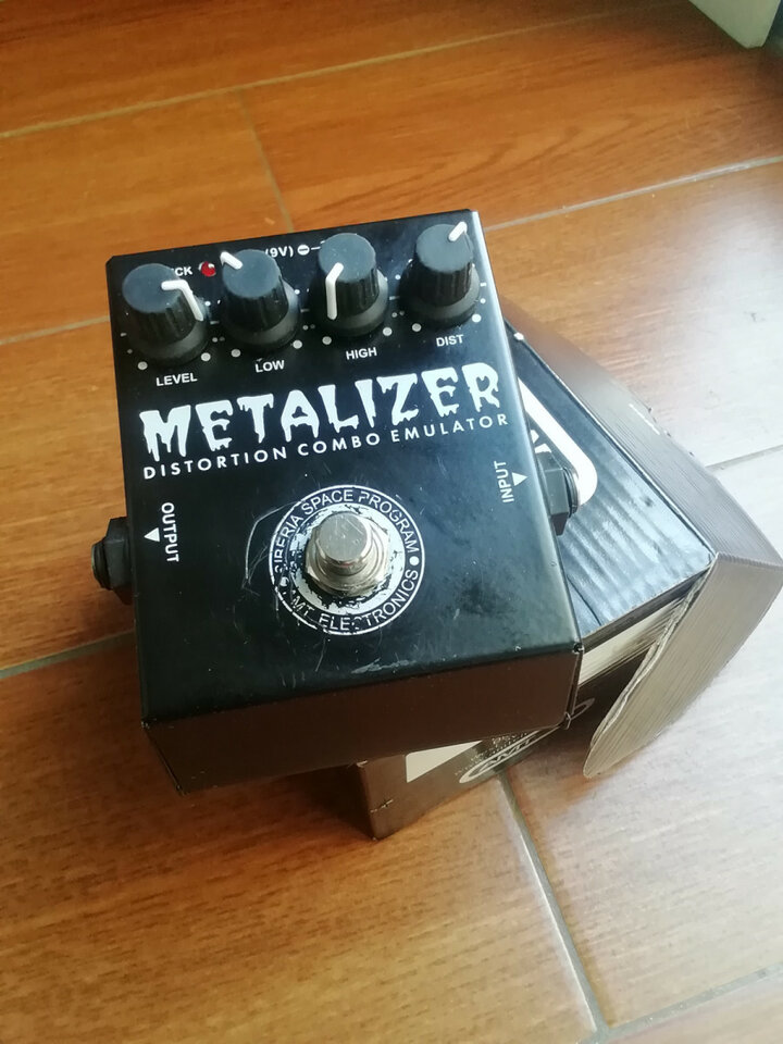 Pedal de distorsión AMT Metalizer ruso