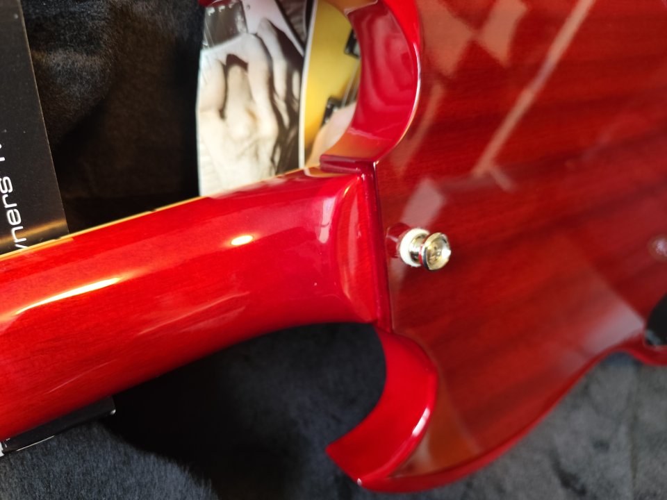 Epiphone SG Standard '61 Cherry IG + Harley Benton LightCase-DC-El-Guitar de segunda mano · Foto 6 de 8 · A Coruña · 420 €