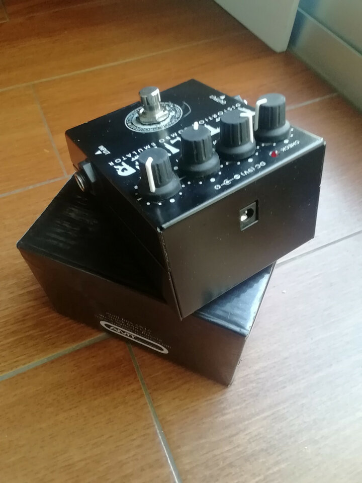 Pedal de distorsión AMT Metalizer ruso