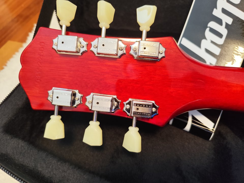 Epiphone SG Standard '61 Cherry IG + Harley Benton LightCase-DC-El-Guitar de segunda mano · Foto 7 de 8 · A Coruña · 420 €