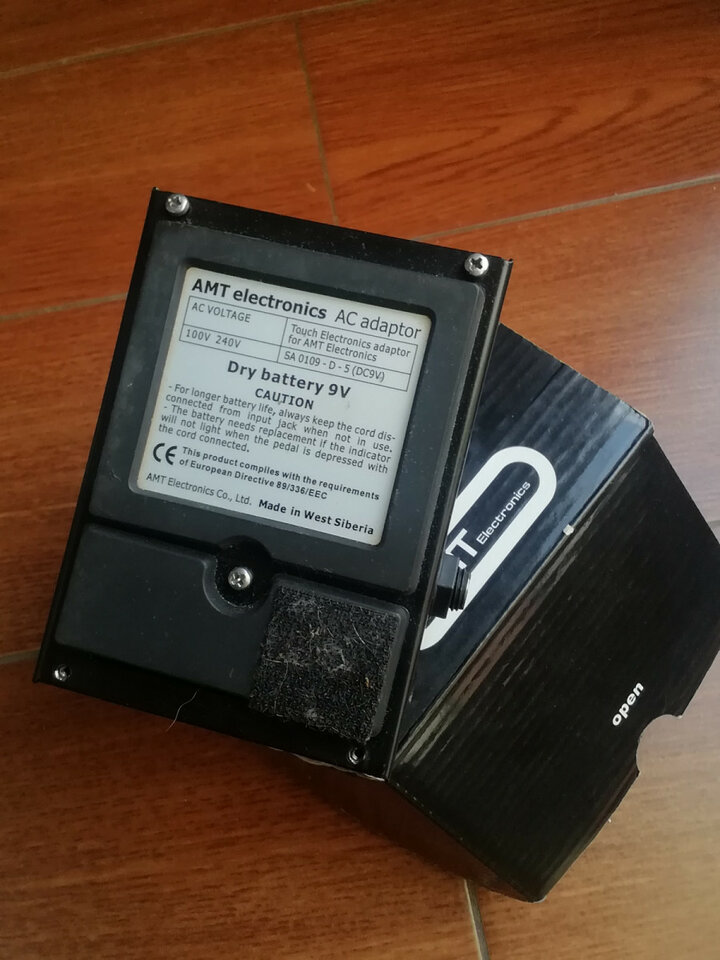 Pedal de distorsión AMT Metalizer ruso