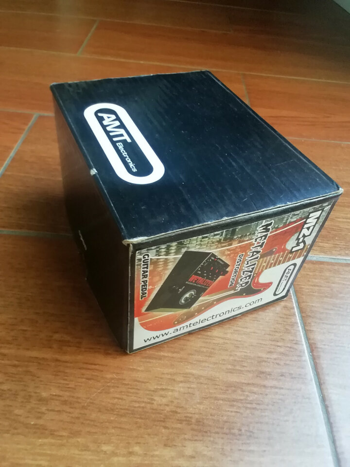 Pedal de distorsión AMT Metalizer ruso
