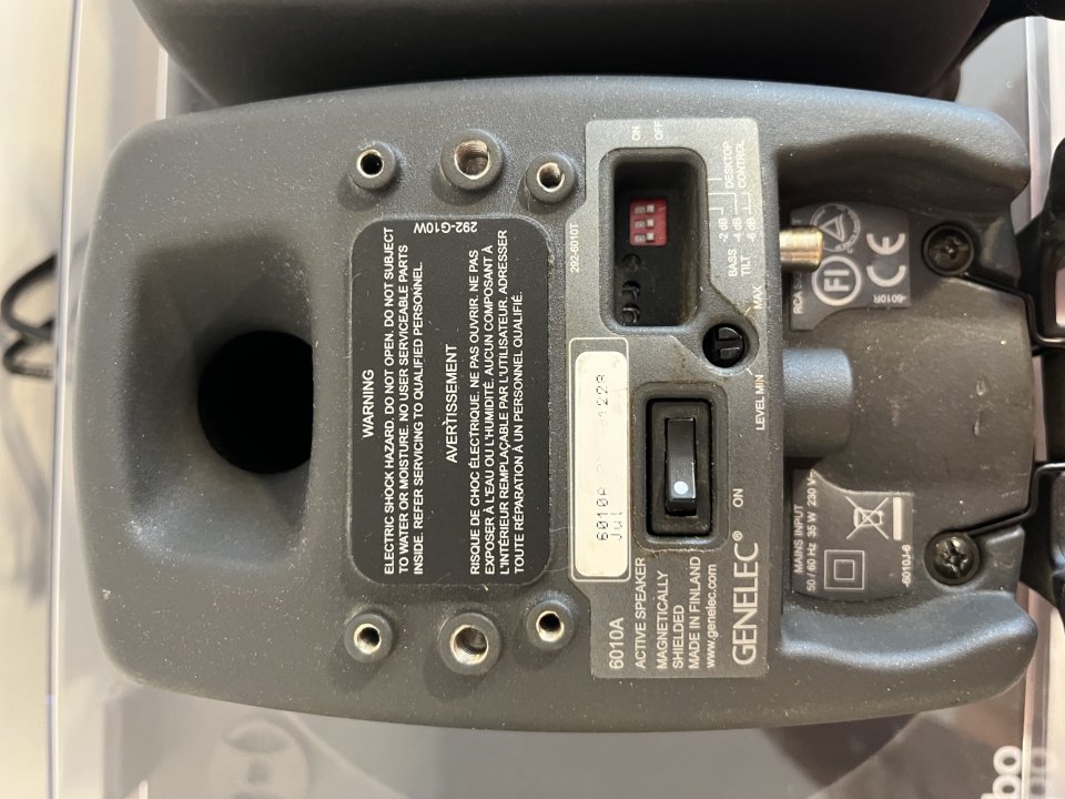 2 Monitores Genelec 6010 A de segunda mano · Foto 6 de 7 · Madrid · 285 €