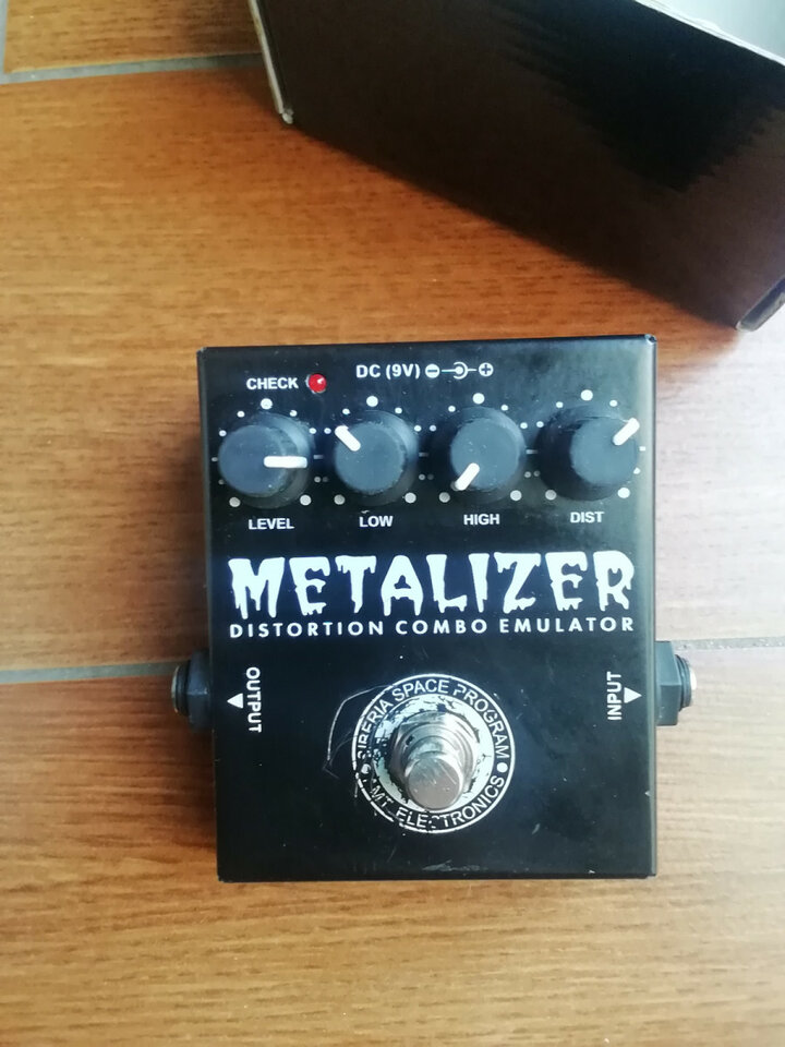 Pedal de distorsión AMT Metalizer ruso