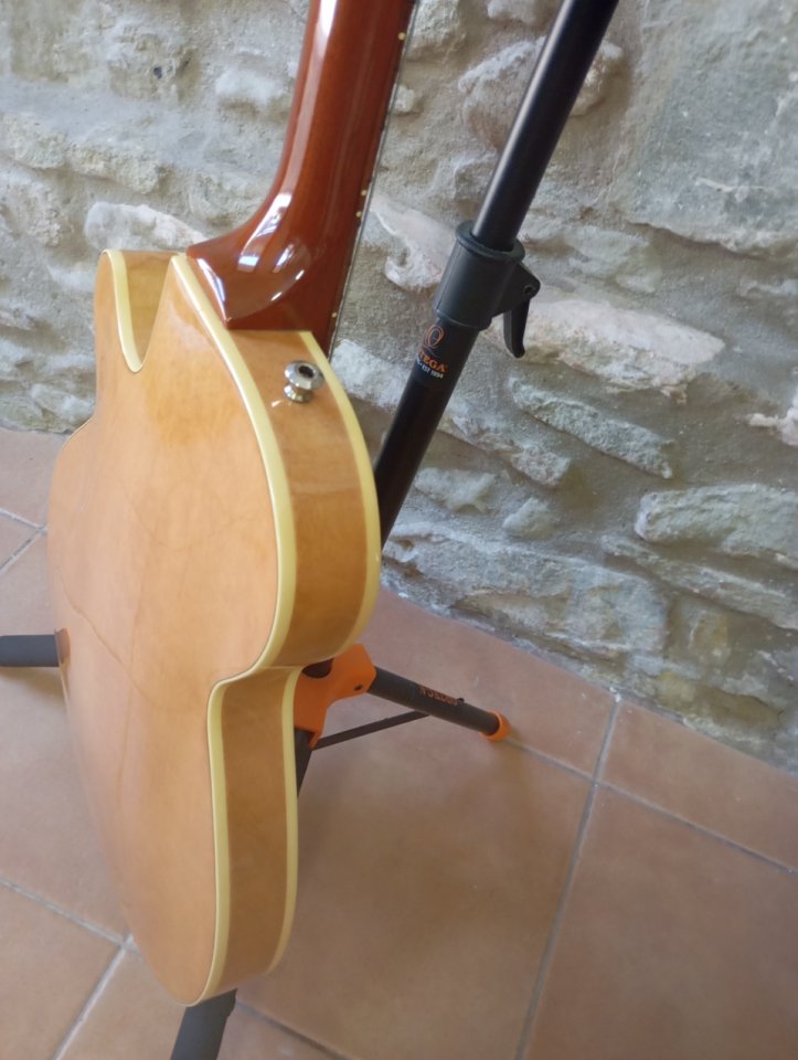 Godin Montreal Premiere Bigsby de segunda mano · Foto 2 de 10 · Girona