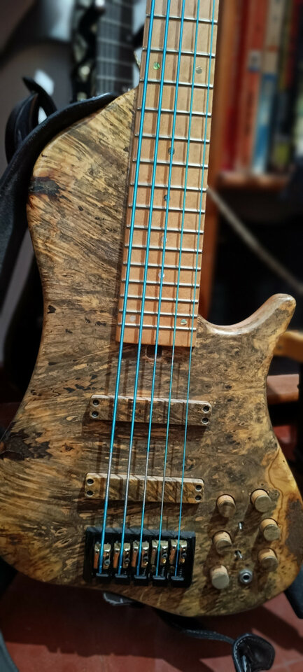 Excelente bajo hecho a mano por el luthier Jose Merlos.